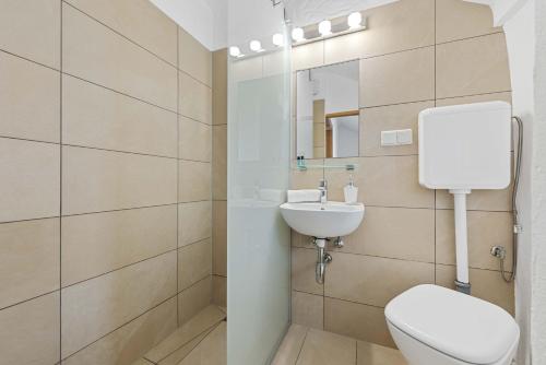 a bathroom with a toilet and a sink at Alter Brotladen - Melk Center in Melk