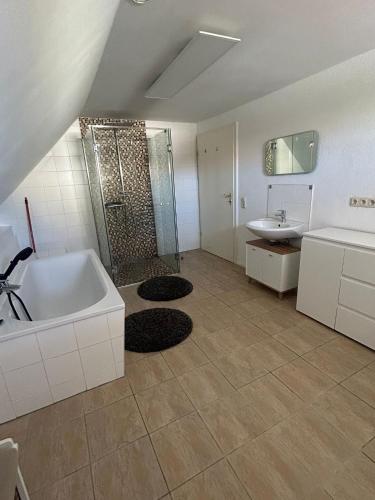 a bathroom with a tub and a shower and a sink at Sonnennest am Stadtrand in Schwerin
