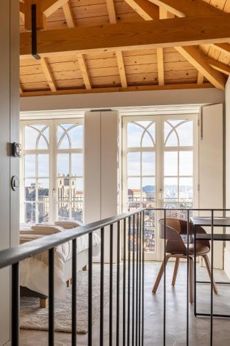 Boutique Duplex with Balcony & Panoramic Views