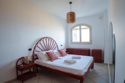 a bedroom with a bed and a window at L'Appartamentino in Casa Donato