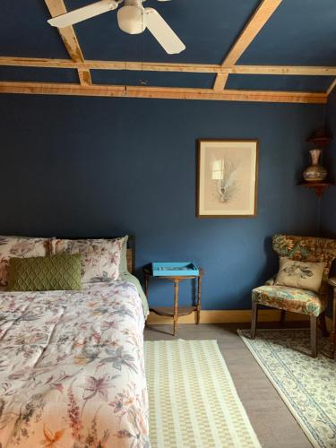 ein Schlafzimmer mit Bett und Deckenventilator in der Unterkunft Hotel Midway in Midway
