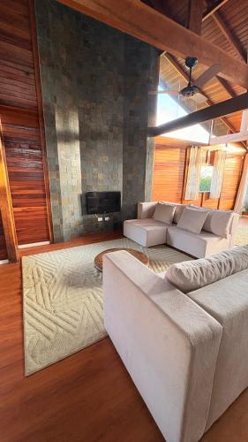 a living room with a couch and a tv at Lazer e descanso em Witmarsum in Palmeira