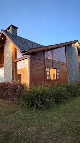 a house with a large window on the side of it at Lazer e descanso em Witmarsum in Palmeira