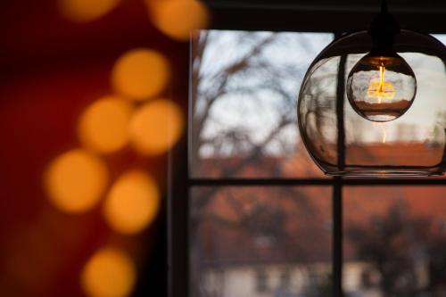 a light hanging in front of a window at Ferienwohnungen Finkenherd 5 in Quedlinburg