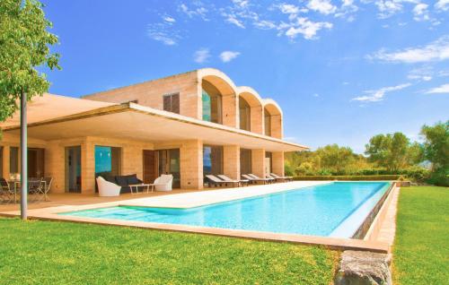 a house with a swimming pool in the yard at Los Arcos in Felanitx