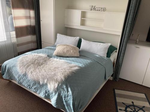 a bedroom with a bed with a large mirror at Kiek mol wedder in in Borkum