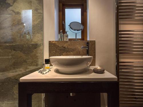 a bathroom with a bowl sink and a shower at 1 Bed in Windermere oc-lcc57 in Ings