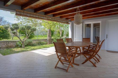 Peroj Sea Terrace House