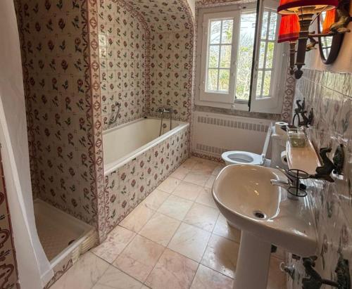 a bathroom with a sink and a tub and a toilet at Quinta de Sao Thiago in Sintra
