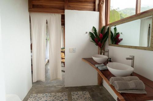 a bathroom with two sinks and a mirror at Frana Lodge in El Zaino