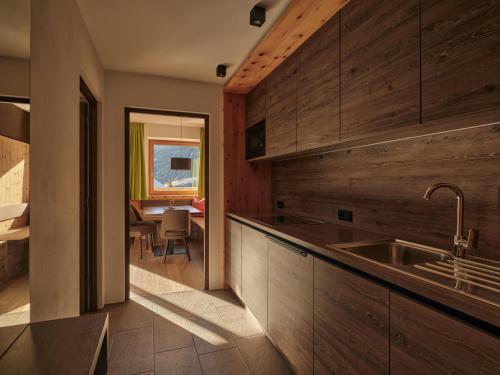 a kitchen with a sink and a dining room at Lechthaler Apartments in Resia