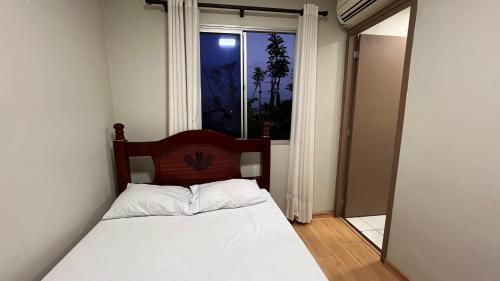 a bedroom with a bed with a window and a mirror at Quarto Premium c Ar e Wi-Fi - Próximo à Ponte JK in Brasília