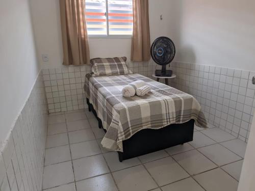 a bedroom with a bed with two towels on it at Well-located house for seasonal rental in Bananeiras. in Bananeiras