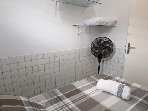 a room with a bed and a fan at Well-located house for seasonal rental in Bananeiras. in Bananeiras