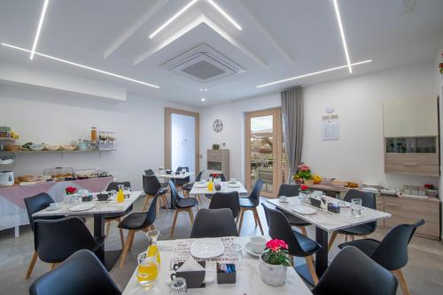 a dining room with white tables and chairs at Villavità in Agerola
