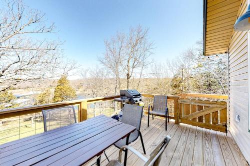 eine Holzterrasse mit Picknicktisch und Grill in der Unterkunft Farmer's Getaway in Reeds Spring