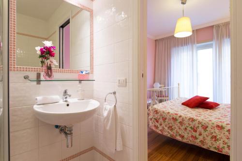 une salle de bain avec un lavabo et un lit dans l'établissement Malkavacanze B&B, à Rome