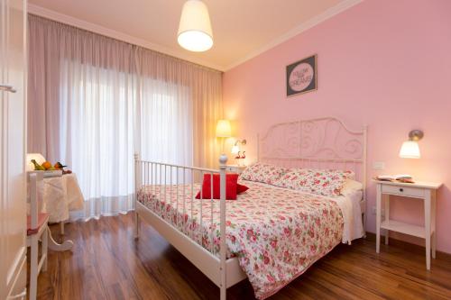 une chambre avec un lit blanc et une fenêtre dans l'établissement Malkavacanze B&B, à Rome