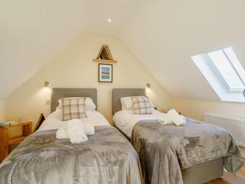 two beds in a room with a attic at 3 Bed in Crickhowell oc-90757 in Cwm-du