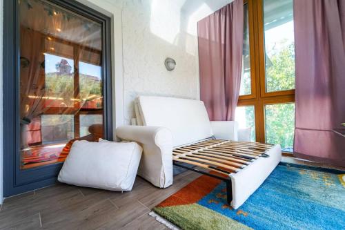 a bedroom with a white bed and a large window at 100 m2 Familien 4-Zimmer Apartment mit Terrasse und Burgblick und gratis parken in Maria Enzersdorf