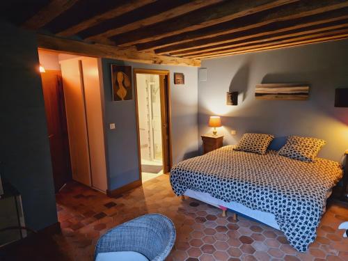 a bedroom with a bed in a room at Gîte De Charme - La Mésangerie in Saint-Satur