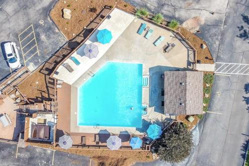 an overhead view of a swimming pool next to a house at Treetop Tranquility in Branson