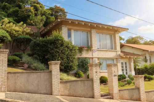 a house with a fence in front of it at Bela Vista Hospedagem in Joinville