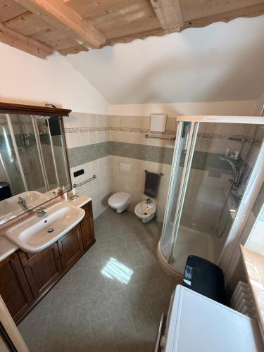 a bathroom with a sink and a shower and a toilet at Casa singola zona pedonale Fiera di Primiero in Fiera di Primiero