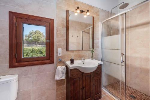 a bathroom with a sink and a shower at Casa Catalina in Felanitx