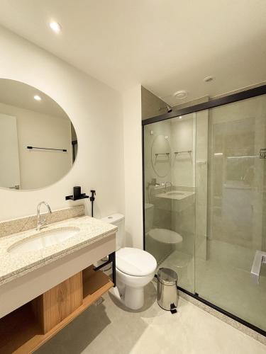 a bathroom with a toilet and a sink and a shower at Studio equipado com Piscina espaço histórico. in Rio de Janeiro