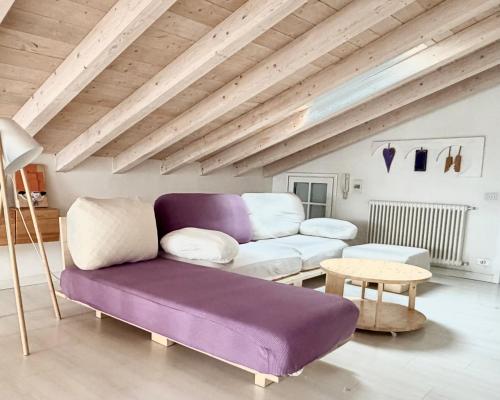 a living room with a couch and a table at Casa Lilla in Gravedona