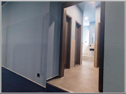 a hallway of a bathroom with at Fabcap Kapsel Apartment in Halle an der Saale
