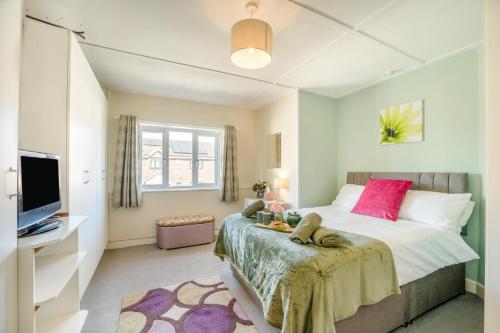 a bedroom with a large bed and a television at 2 Bed in Middlezoy oc-s33601 in Middlezoy