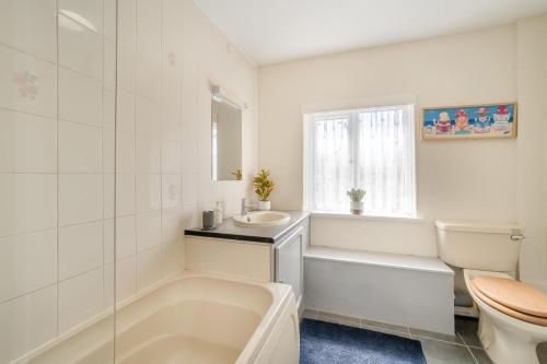 a bathroom with a tub and a toilet and a sink at 2 Bed in Middlezoy oc-s33601 in Middlezoy