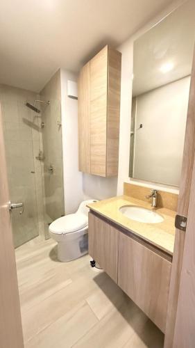 a bathroom with a toilet and a sink and a shower at Bello Horizonte, Aeropuerto, playa Dormida in Santa Marta
