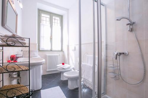 ヴァレンナにあるCasa Al Prato Apt. Bの白いバスルーム(シャワー、トイレ付)