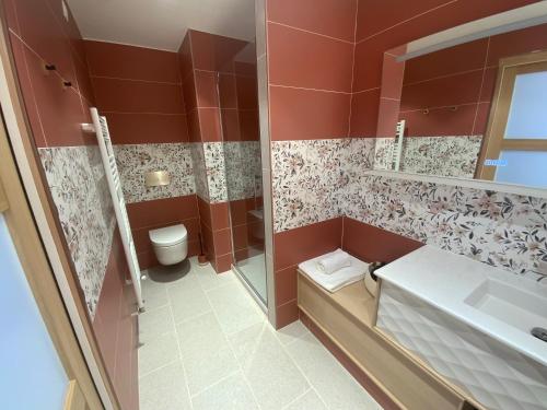 a bathroom with a toilet and a sink at Le Cap Saint Jacques Chambre d hôtes proche de bayeux à 15 mn idéal plages du débarquement in Putot-en-Bessin