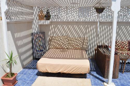 un letto situato in una stanza su un patio di Dar Mojo ad Aourir