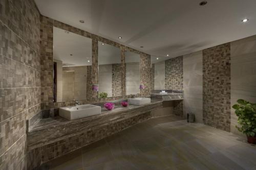 Ένα μπάνιο στο Mazar Resort & Spa