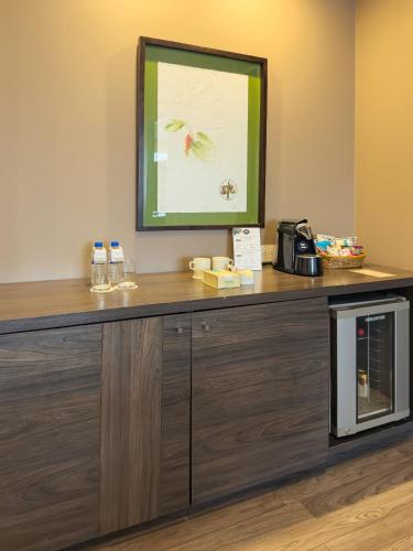 a counter in a hotel room with a microwave at Hotel Mocawa Plaza Armenia in Armenia