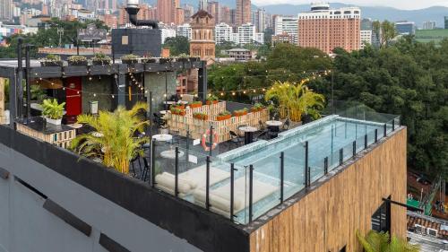 a building with a swimming pool on top of a building at Hotel Zelva Negra in Medellín