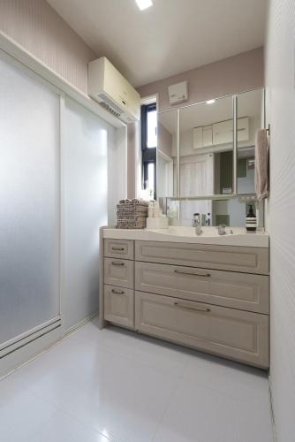 a bathroom with a sink and a large mirror at Beppu ZEN in Beppu