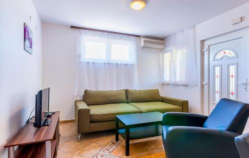 2 Bedroom Cozy Apartment In Medulin