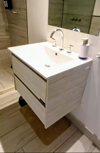 a bathroom with a white sink and a mirror at Tigre a estrenar in Tigre
