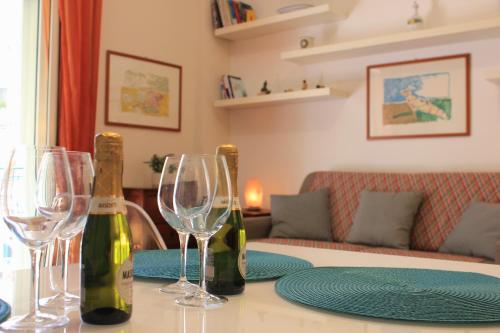AD HOMES - Central Chiaia Flat