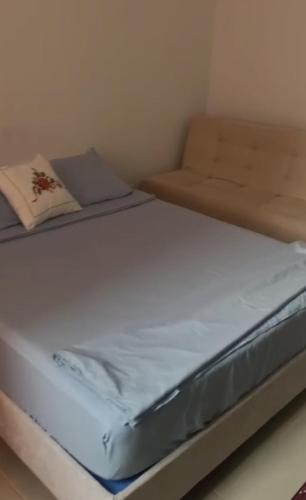 a small room with a bed and a mattress at Tangará real 204 in Apulo