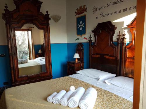 a bedroom with two beds and a mirror at Agriturismo Villa Mocenigo in Mirano