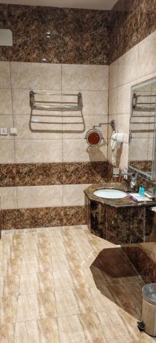 a bathroom with a sink and a mirror at السناء للشقق المخدومة Alsanaa in Jeddah