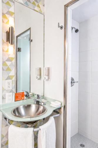 a bathroom with a sink and a mirror at Hi! Monterrey Aeropuerto in Monterrey