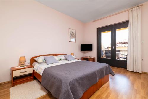Apartments with parking space Umag - 7057